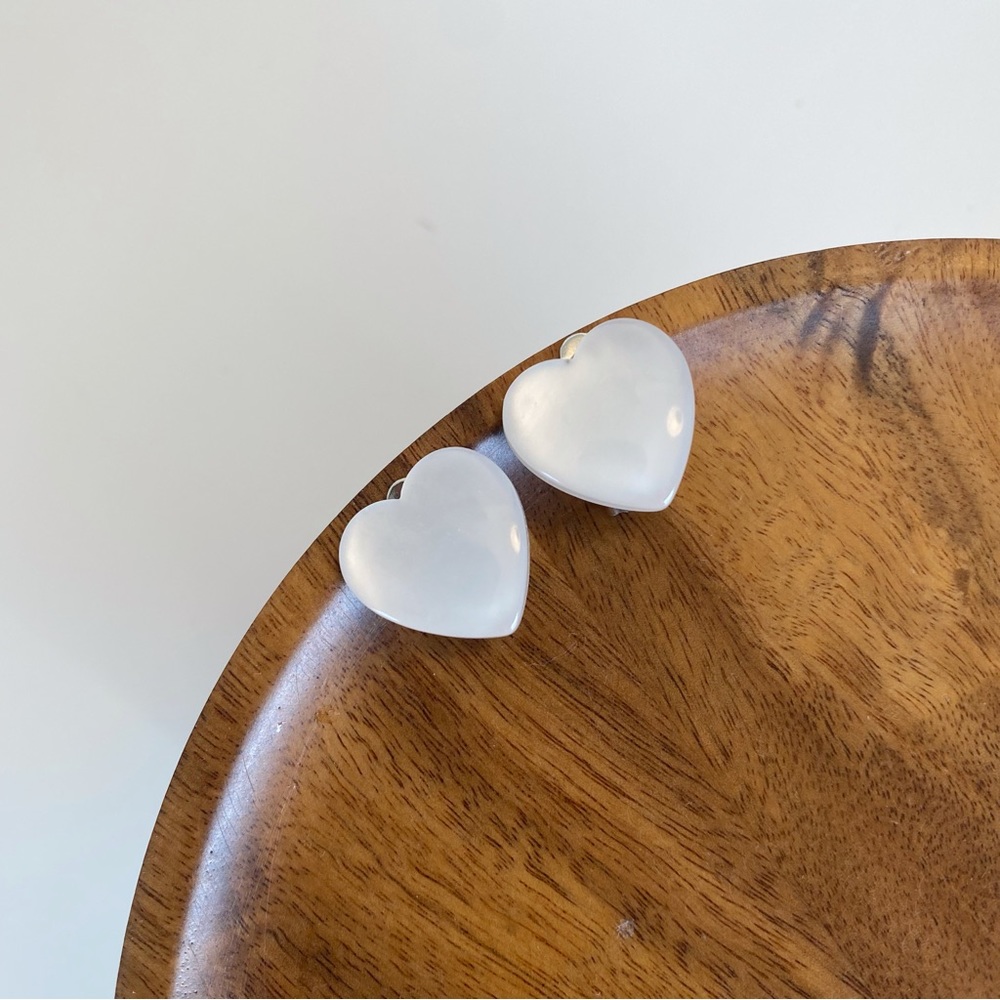 【CLIP ON】White Moon Glow Hearts Clip On Earrings